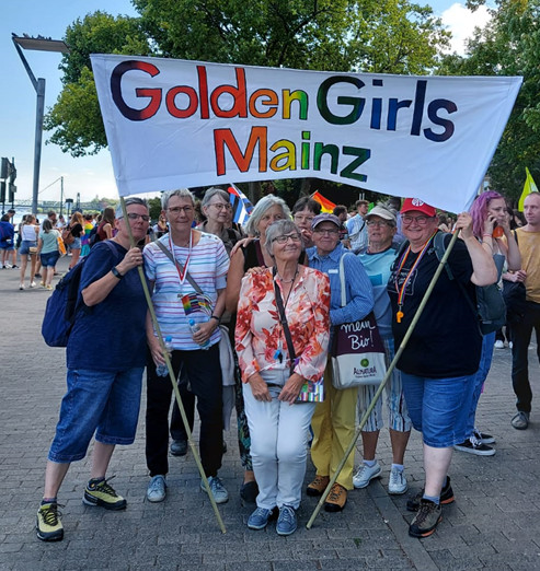 Foto der Golden Girls mit Transparent beim CSD in Mainz