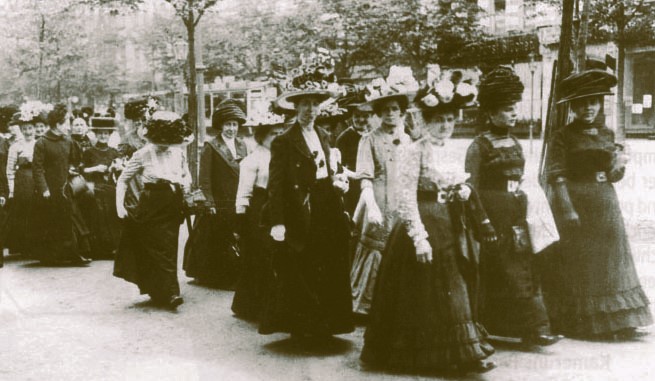Foto um 1911 zeigt demonstrierende Frauen